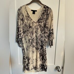 Calvin Klein Jeans Women's V-Neck Tonal Print in Cream and Gray